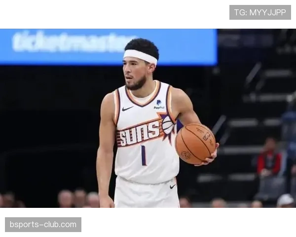 德文·布克突破拉开防线 提升关键时刻得分效率