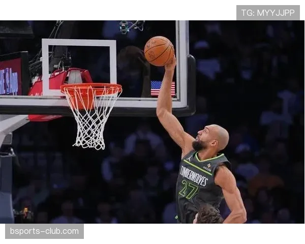 戈贝尔利用掩护拉开空间，提升球队内线防守效率